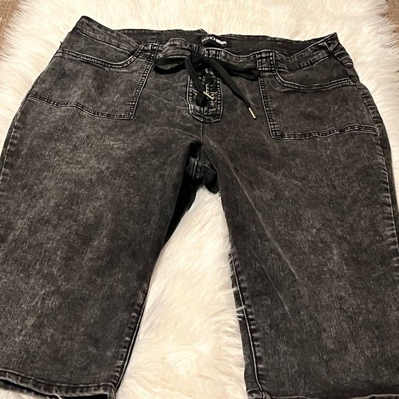 Leveled Up Lace Up Stretch Denim Capris - Black Wash - Picture 4 of 6